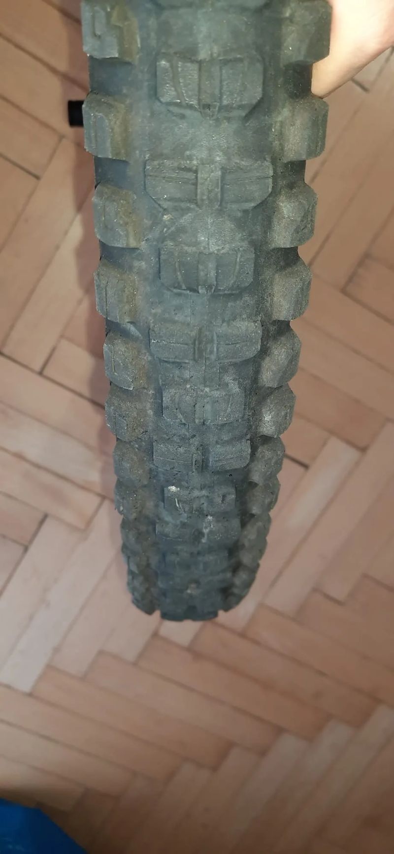 Jeté zadní kolo DT Swiss boost náboj classic 350 (12x148) , ráfek FR 541 s pláštěm Bontrager Brevard