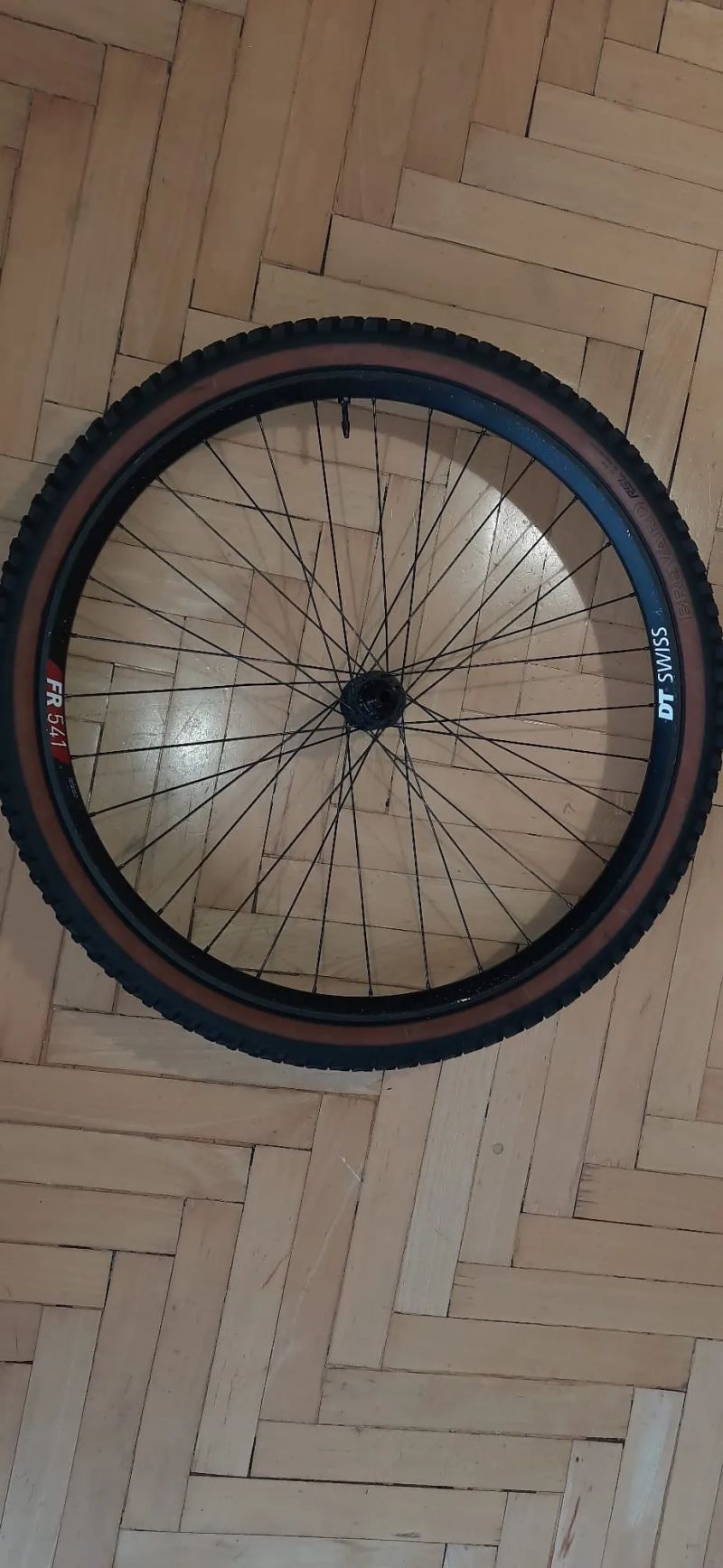 Jeté zadní kolo DT Swiss boost náboj classic 350 (12x148) , ráfek FR 541 s pláštěm Bontrager Brevard