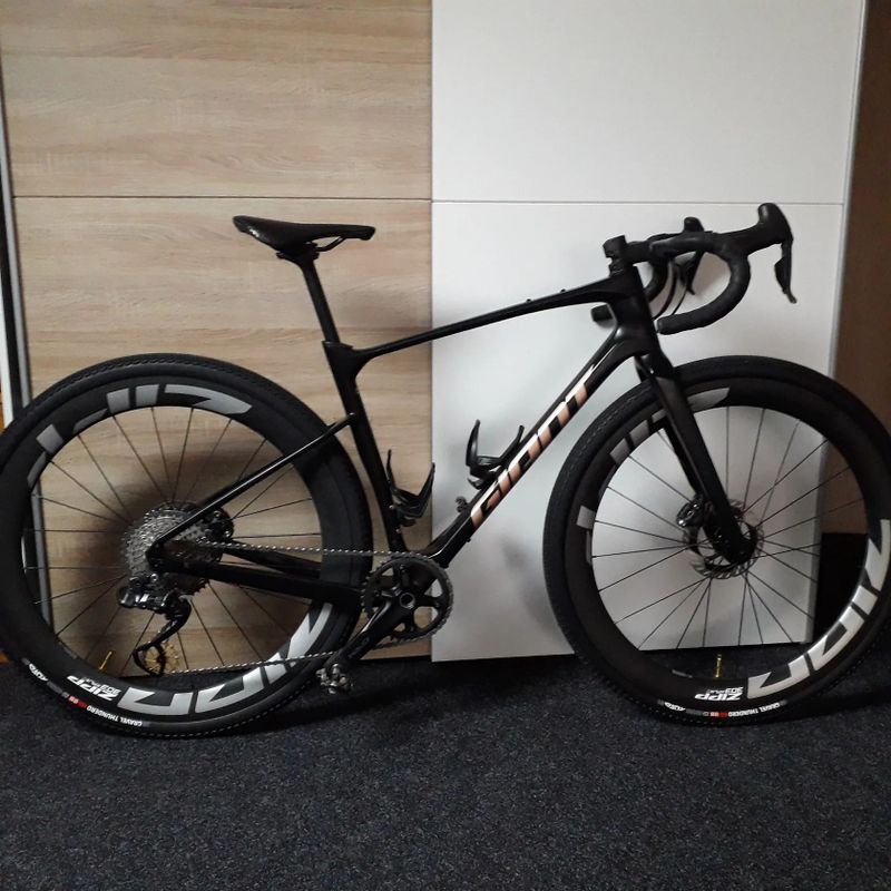 Giant Revolt Advanced Di2 vel.M