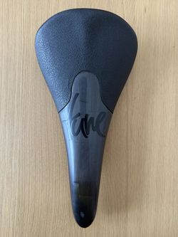 Celokarbonové sedlo TUNE Komm-Vor 98 gr - černá, lesk