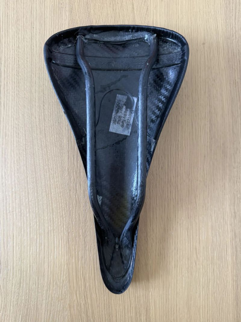 Celokarbonové sedlo TUNE Komm-Vor 98 gr - černá, lesk