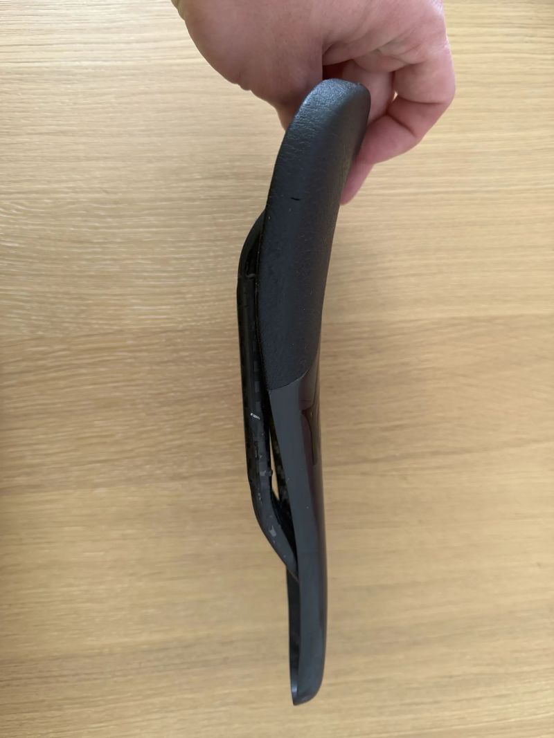 Celokarbonové sedlo TUNE Komm-Vor 98 gr - černá, lesk