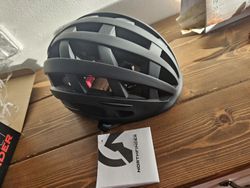 Helma Northfinder se zadní blikačkou