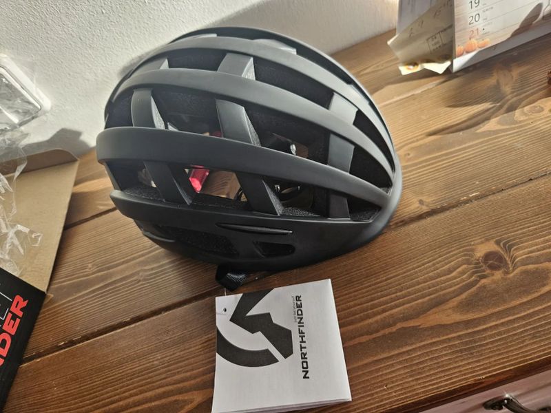 Helma Northfinder se zadní blikačkou