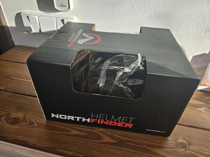 Helma Northfinder se zadní blikačkou