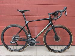 Giant TCR Sram Force AXS, karbonová kola SLR1