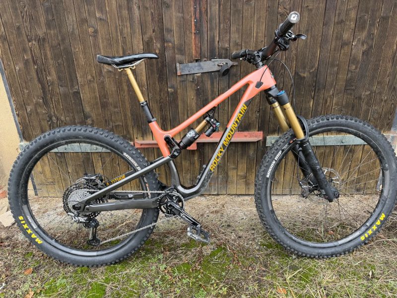 Celoodpruzene karbonove horske kolo