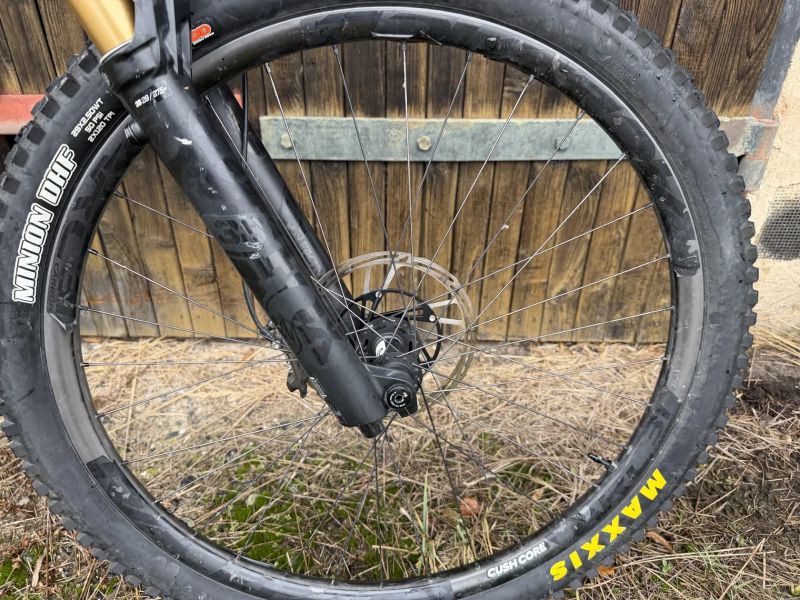 Celoodpruzene karbonove horske kolo