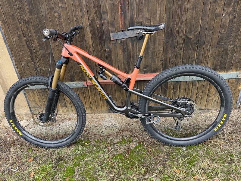 Celoodpruzene karbonove horske kolo