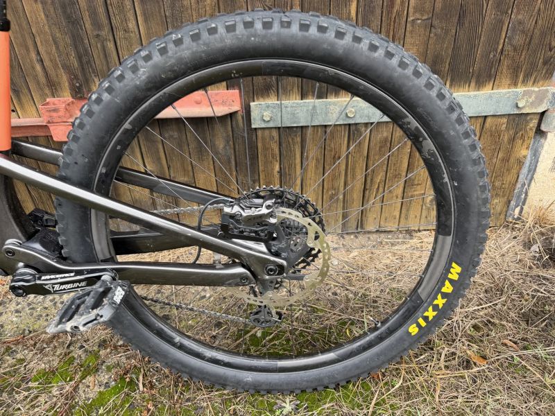 Celoodpruzene karbonove horske kolo