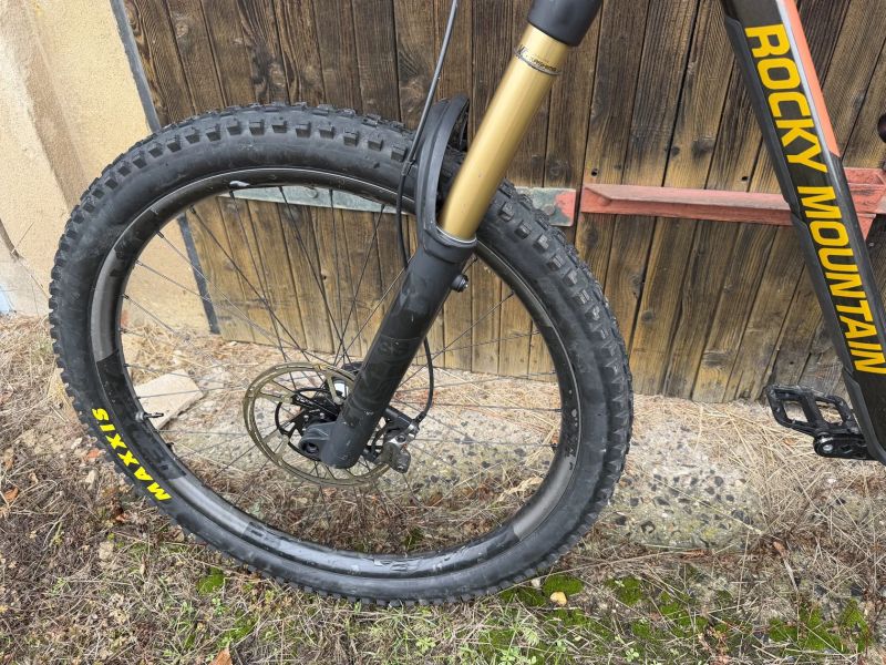 Celoodpruzene karbonove horske kolo