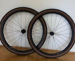 Prodám nová zapletená kola DT Swiss Gravel LN včetně plášťů Schwalbe 
