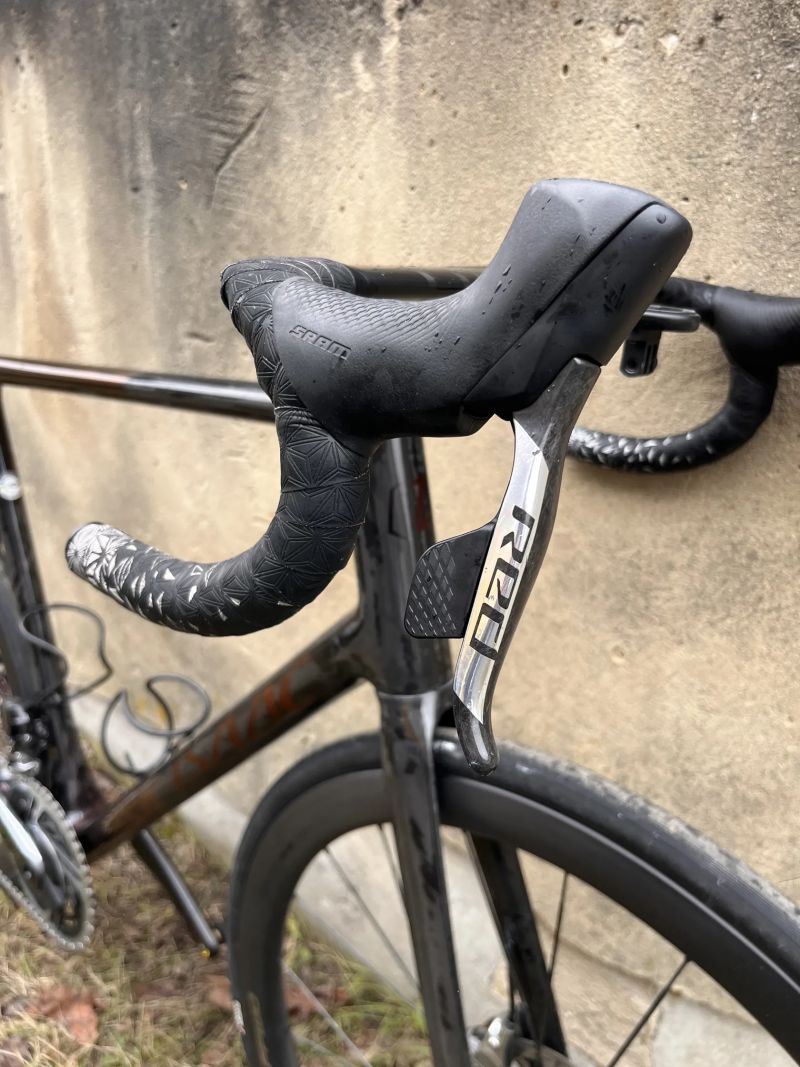 Špičkový top model Isaac Element