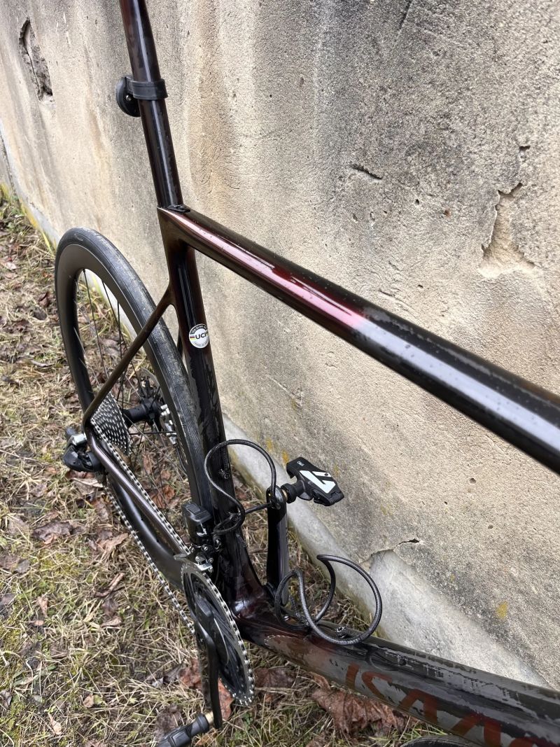 Špičkový top model Isaac Element