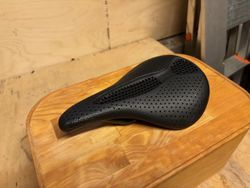 Karbonové 3D tištěné sedlo BUCKLOS