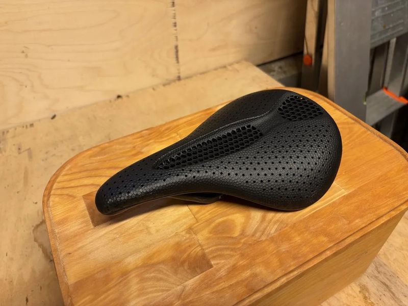 Karbonové 3D tištěné sedlo BUCKLOS