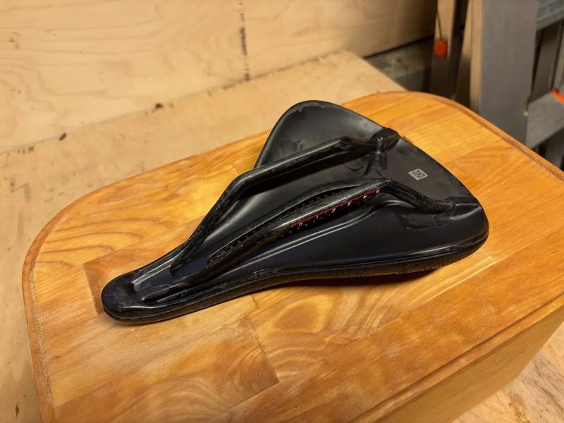 Karbonové 3D tištěné sedlo BUCKLOS