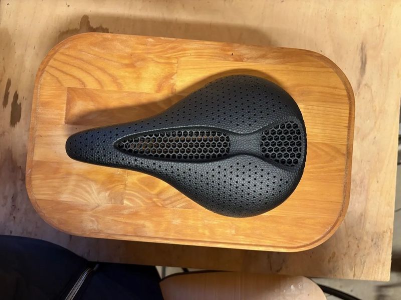 Karbonové 3D tištěné sedlo BUCKLOS