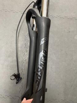 SR Suntour XCM34 RL Boost 130 mm 29" odpružená vidlice