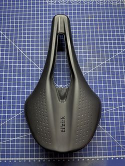 Sedlo Fizik Tempo Argo – šířka 150 mm (jako nové)