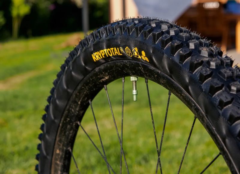 Specialized Stumpjumper Evo, vel. S6, custom stavba, top odpružení RockShox, Carbon výplety, Hope