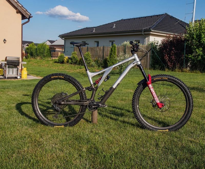 Specialized Stumpjumper Evo, vel. S6, custom stavba, top odpružení RockShox, Carbon výplety, Hope