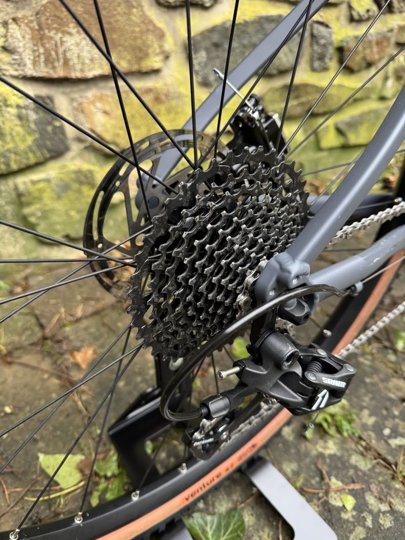 TRIBAN GRVL 520 Apex1 vel. M – 650b/47c komfortní setup, 2 sady plášťů