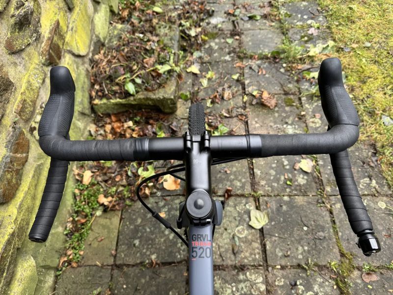 TRIBAN GRVL 520 Apex1 vel. M – 650b/47c komfortní setup, 2 sady plášťů