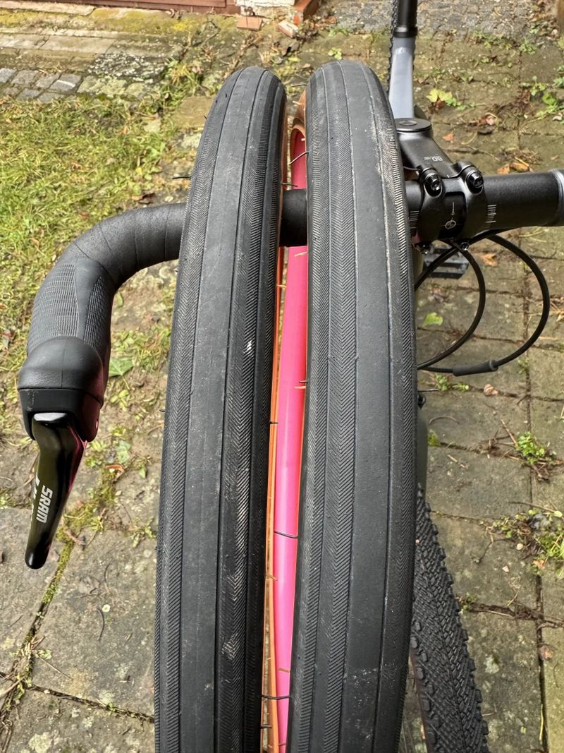 TRIBAN GRVL 520 Apex1 vel. M – 650b/47c komfortní setup, 2 sady plášťů