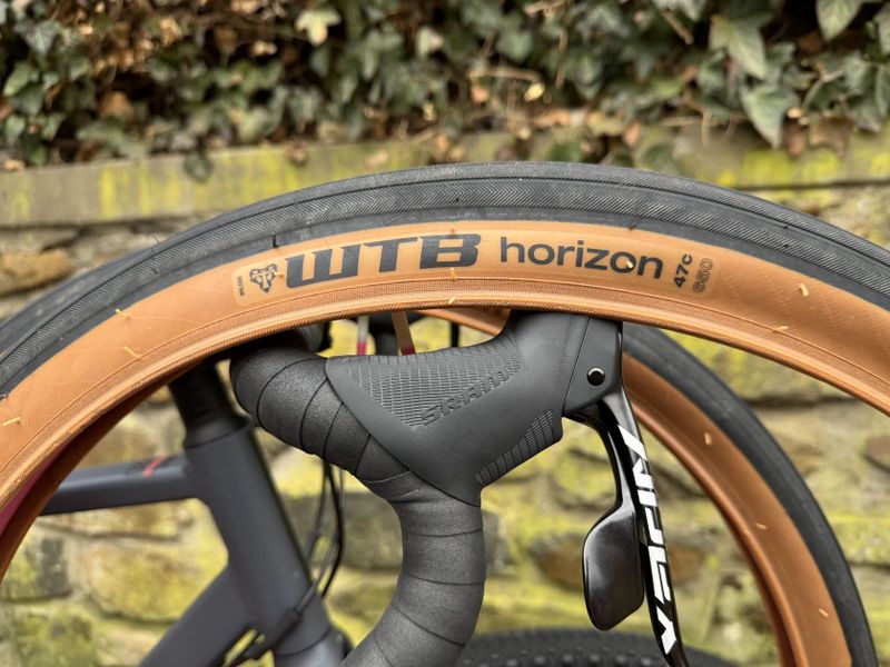 TRIBAN GRVL 520 Apex1 vel. M – 650b/47c komfortní setup, 2 sady plášťů