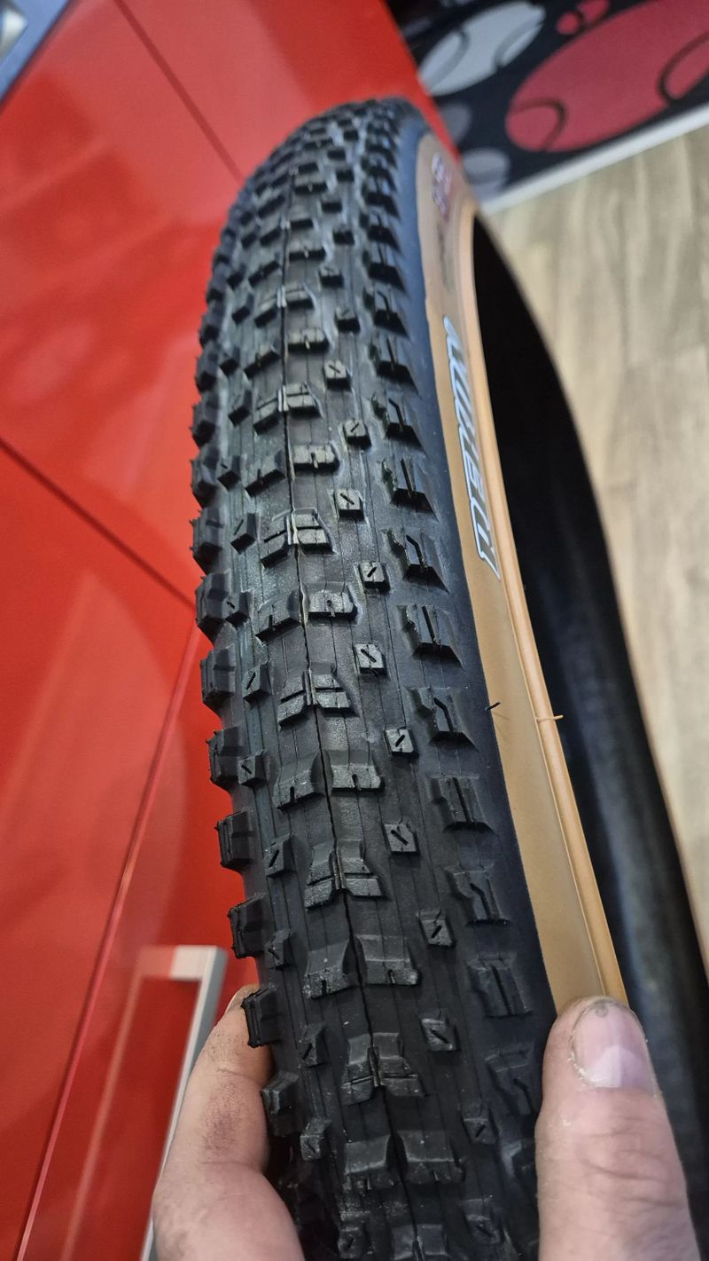 Prodám Maxxis Recon 29x2,40 