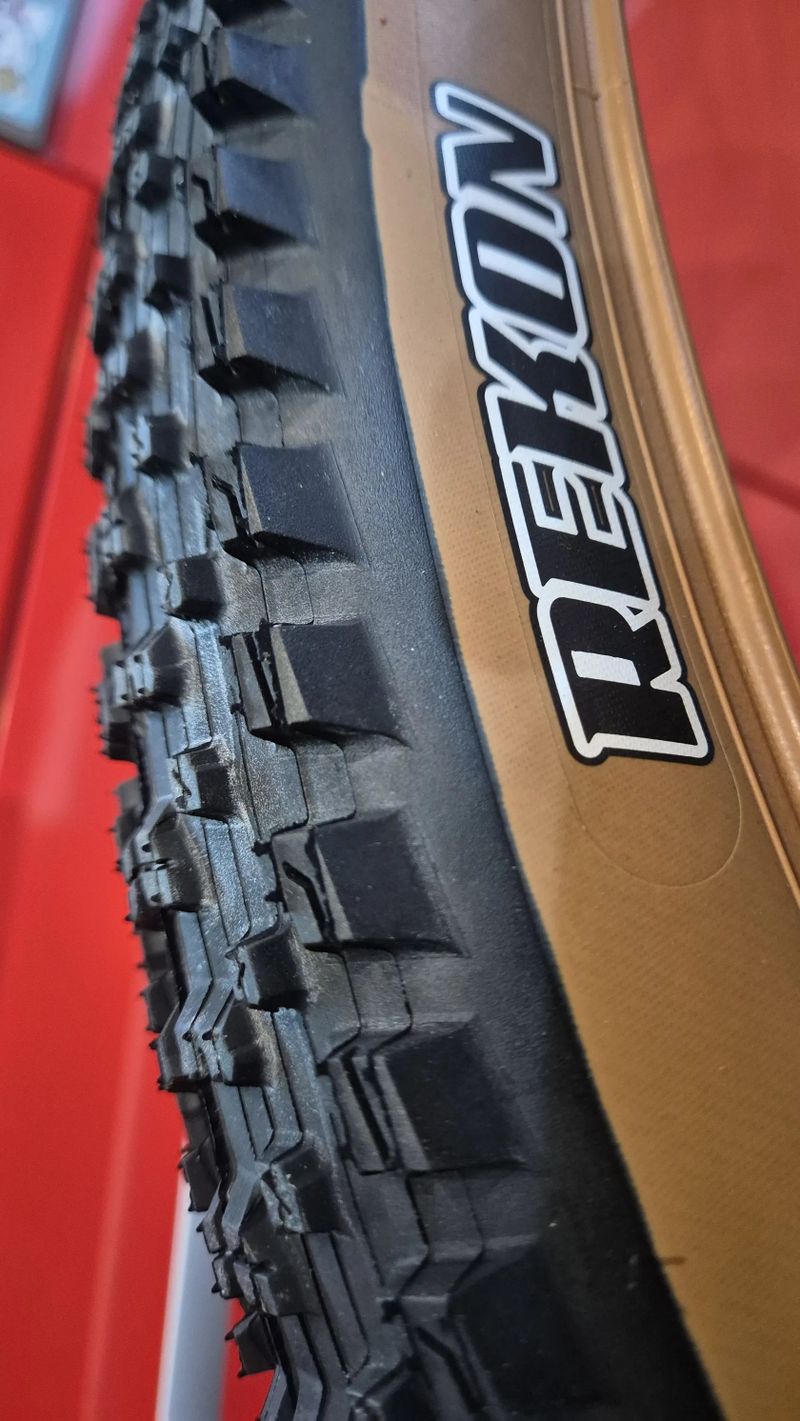 Prodám Maxxis Recon 29x2,40 