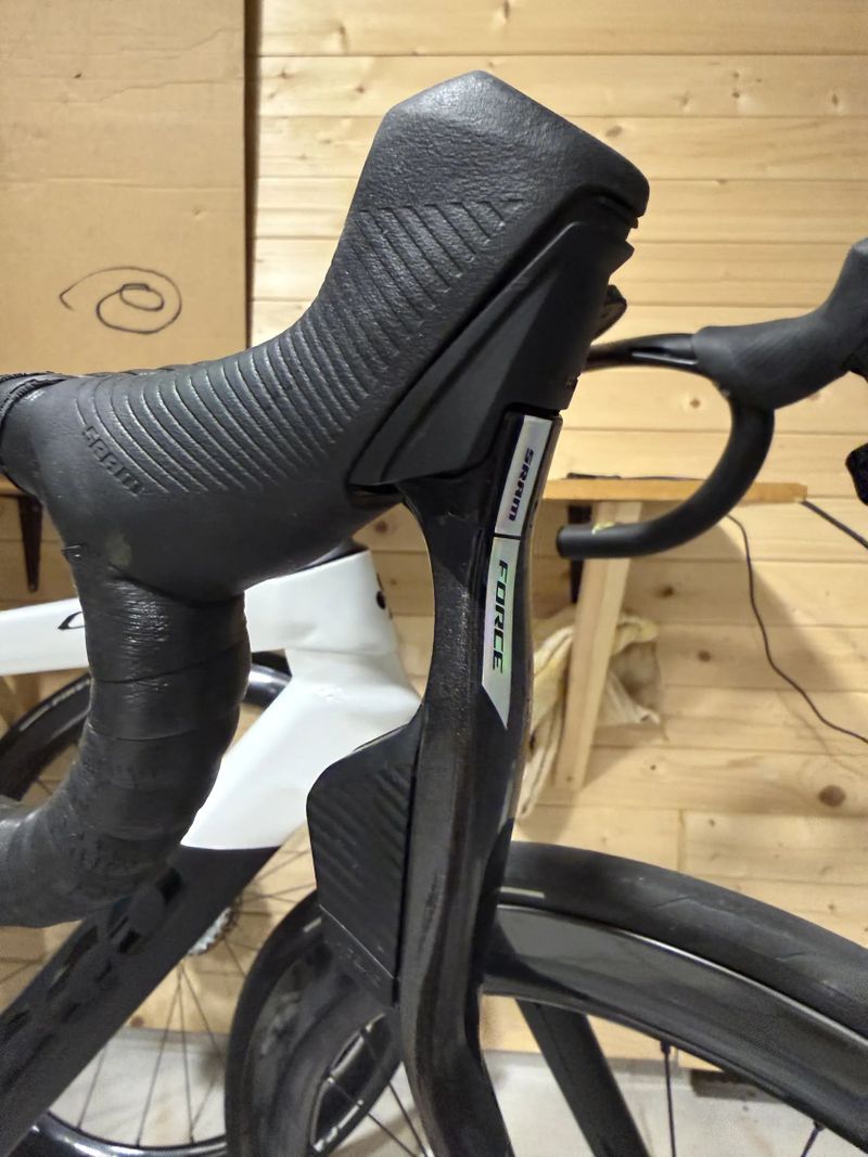 Sram Force AXS D2 E1 řadící páky nové třmeny