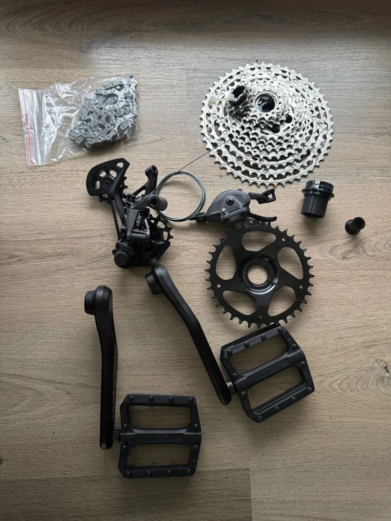 Prodám komponenty z nového kola - kazetu CS-M6100, přehazovačku RD-M8100, řazení a kliky