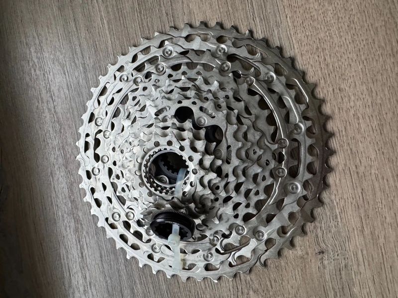 Prodám komponenty z nového kola - kazetu CS-M6100, přehazovačku RD-M8100, řazení a kliky