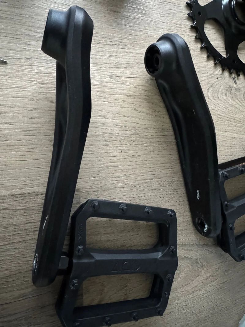 Prodám komponenty z nového kola - kazetu CS-M6100, přehazovačku RD-M8100, řazení a kliky