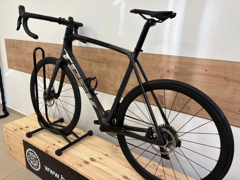 Trek Emonda -Axs - wattmetr - karbonová kola bontrager