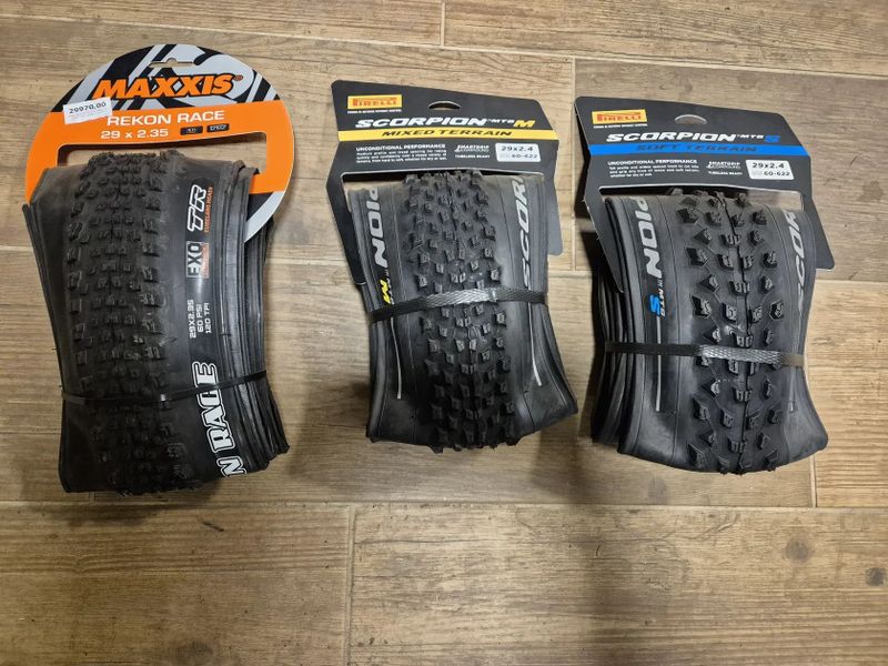 Nové pláště Pirelli Scorpion M a S 29x2,4, Maxxis Rekon Race 29x2,35