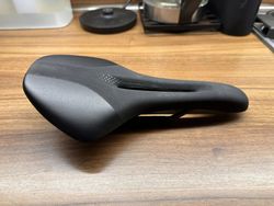 Dámské karbonové sedlo Fizik Open Luce R1