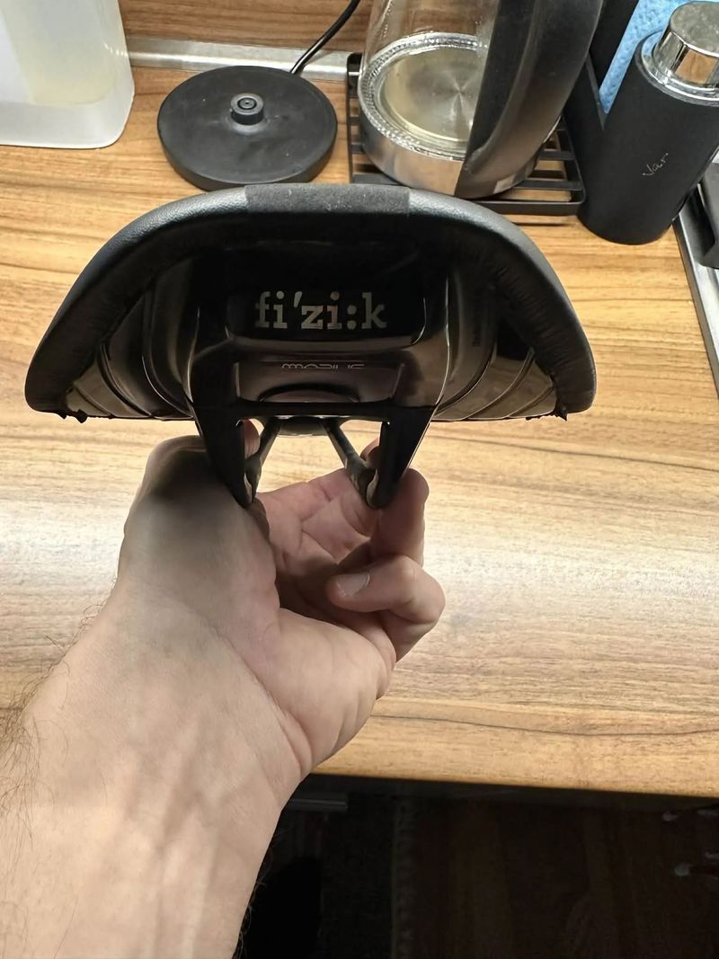 Dámské karbonové sedlo Fizik Open Luce R1