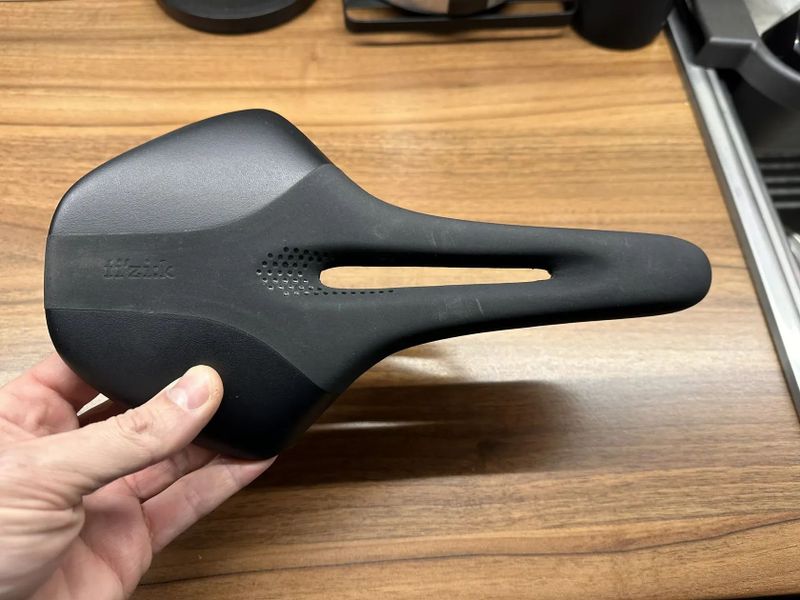 Dámské karbonové sedlo Fizik Open Luce R1