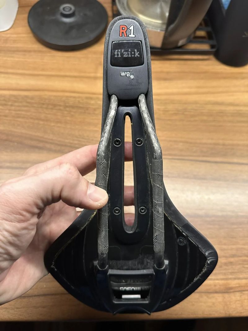 Dámské karbonové sedlo Fizik Open Luce R1