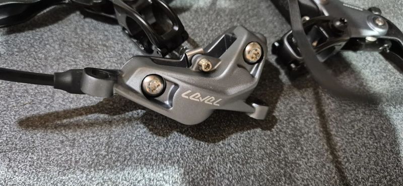 SRAM Level Bronze, 4pístkové hydraulické kotoučové