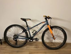 Děcák ROCK MACHINE Thunder 26 mat slate grey-neon orange-black (135cm-155cm)