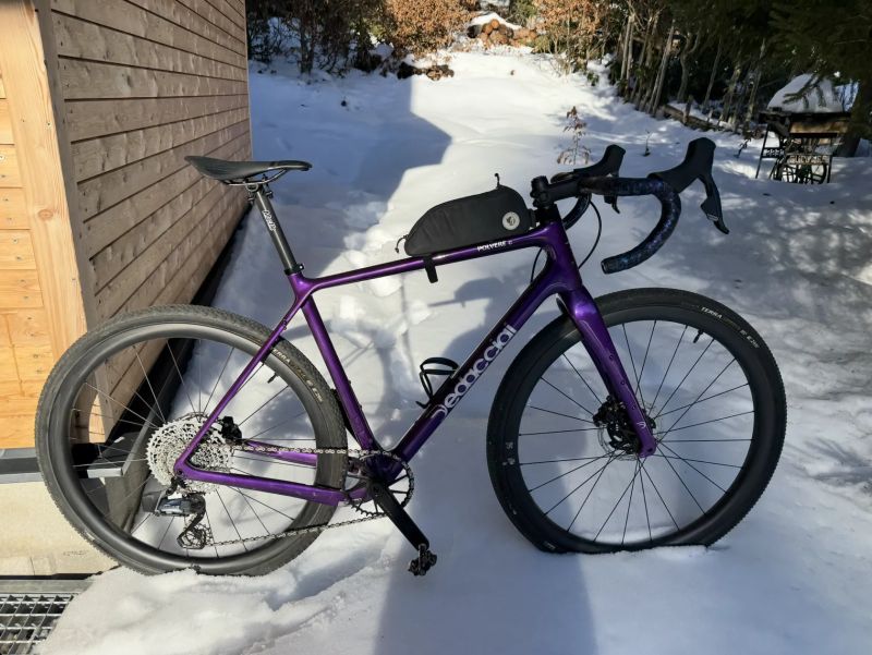 Prodej zánovního karbonového gravelu na elektrice (Dedacciai Polvere, vel. L)