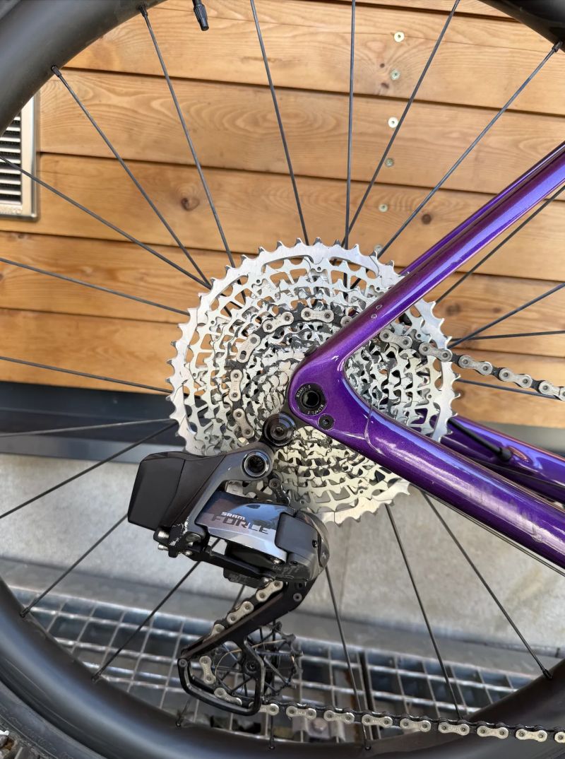 Prodej zánovního karbonového gravelu na elektrice (Dedacciai Polvere, vel. L)