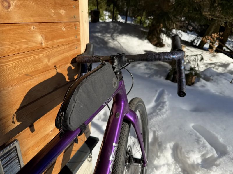 Prodej zánovního karbonového gravelu na elektrice (Dedacciai Polvere, vel. L)