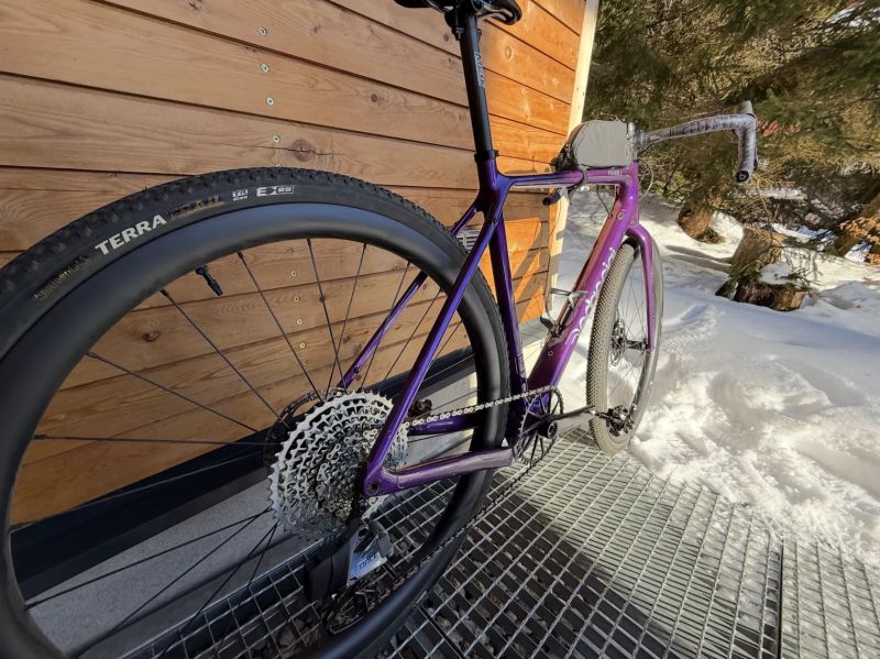 Prodej zánovního karbonového gravelu na elektrice (Dedacciai Polvere, vel. L)