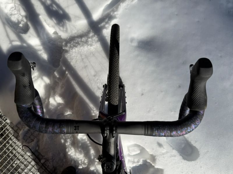 Prodej zánovního karbonového gravelu na elektrice (Dedacciai Polvere, vel. L)