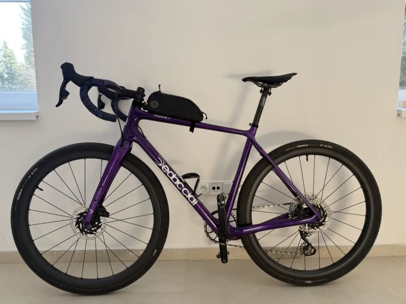 Prodej zánovního karbonového gravelu na elektrice (Dedacciai Polvere, vel. L)